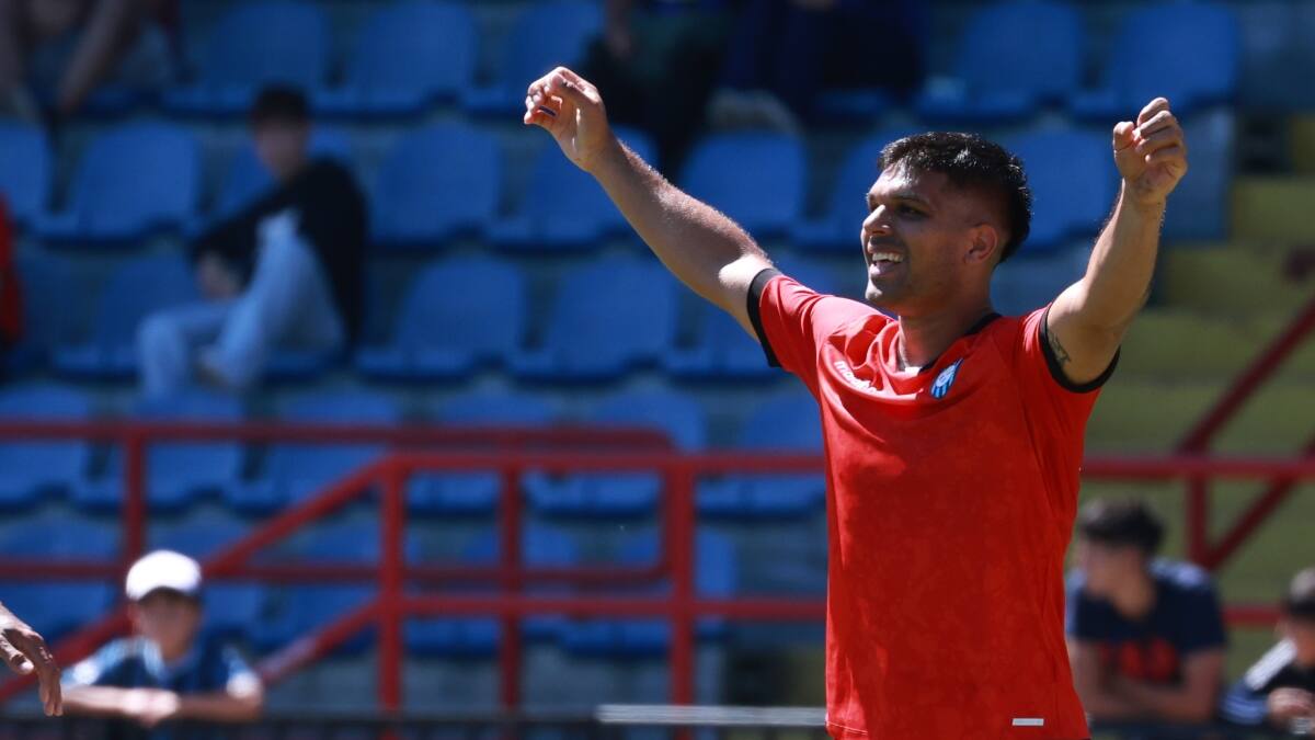 Cuesta 500 mil dólares: el delantero argentino que asoma como opción de Colo Colo y la U para 2026