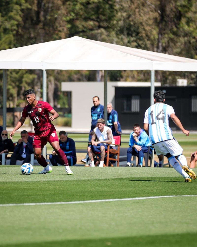 Lionel Messi y Rodrigo de Paul viendo a la Selección Argentina Sub-23 frente a su símil de Venezuela en Ezeiza