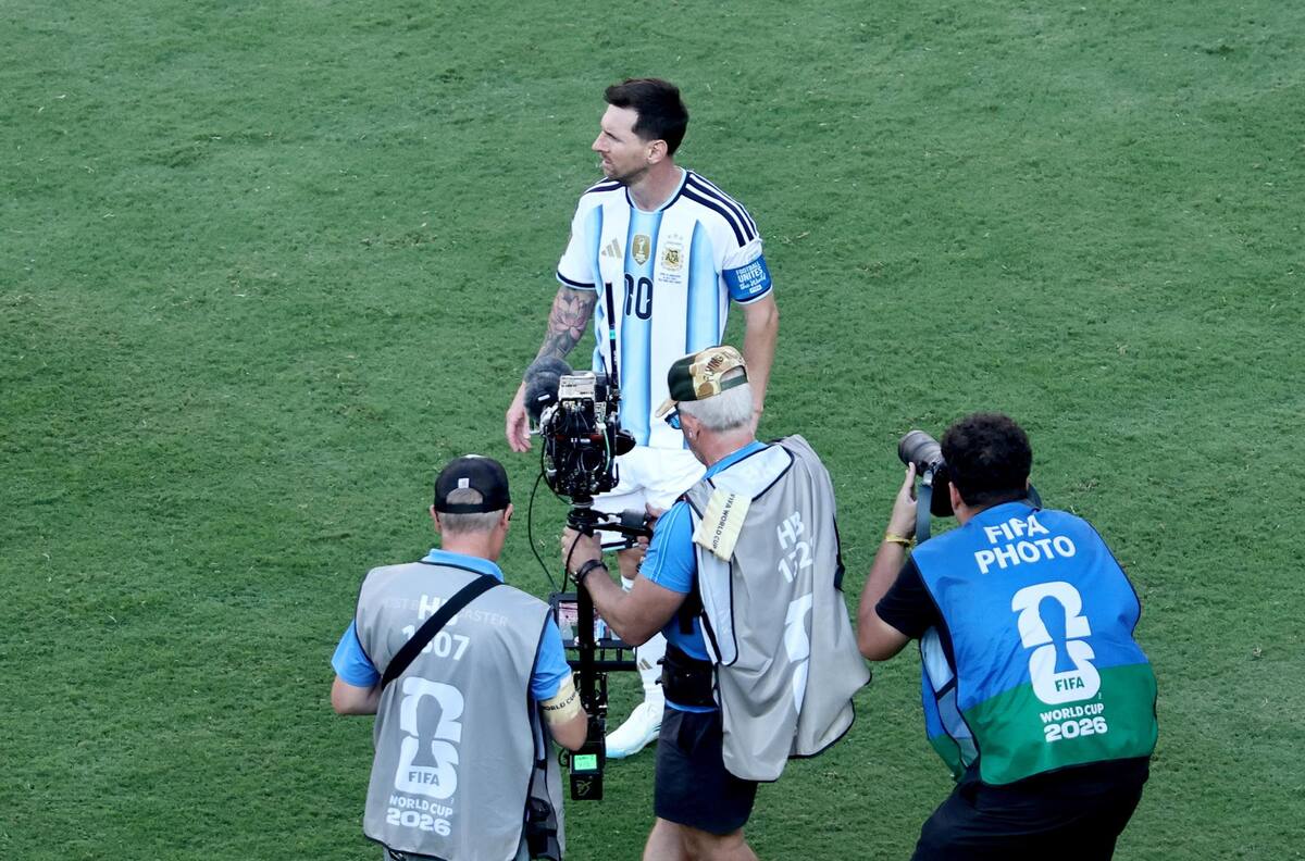 VIDEO | Sentado, sin zapatos y viendo a España festejar: la reacción de Lionel Messi tras derrota en el Mundial 2026