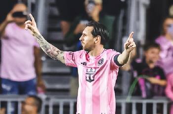 Con dedicatoria a Djokovic: Messi volvió a jugar y se demoró 2 minutos en hacer un gol