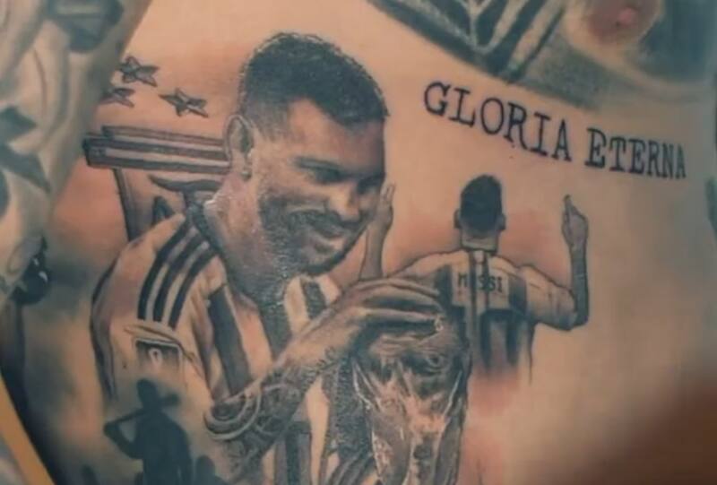 Lionel Messi en la piel de Otamendi.