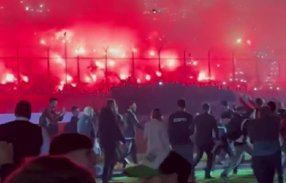 es ovacionado por el estadio Marcelo Bielsa.