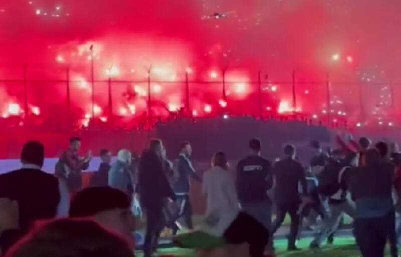 es ovacionado por el estadio Marcelo Bielsa.