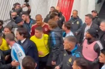 VIDEO | No se vio en TV: Lionel Messi casi se va a las manos con jugadores de Venezuela