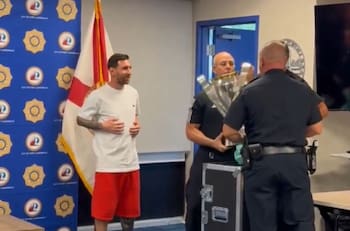 VIDEO | El tour de la Copa de la MLS llega hasta la policía de la mano de Lionel Messi