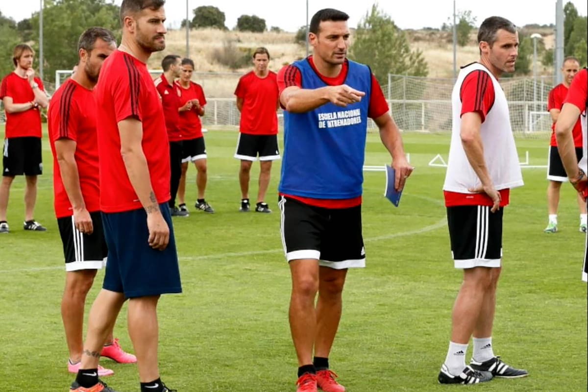 El entrenador en el curso de España. Foto: EFE.