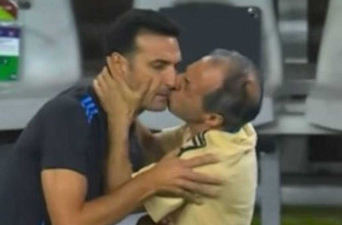 VIDEO | El “piquito” entre Lionel Scaloni y un asistente que se hizo viral: “No fue consentido”