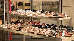Histórica liquidadora de calzados cierra para siempre en Santiago: últimos días de remate final con zapatos desde $15.000