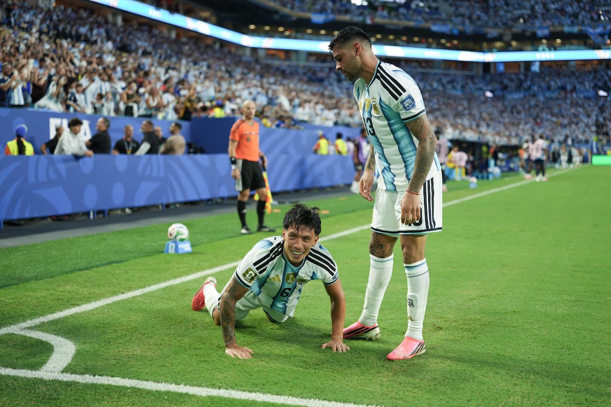 El defensor de Argentina. Foto: Agencia EFE.