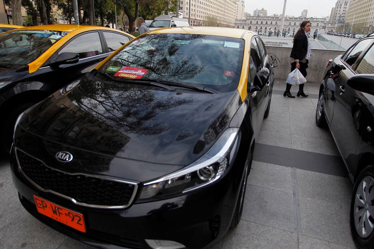 Santiago 12 de septiembre 2018.
La Ministra de Transportes y Telecomunicaciones, Gloria Hutt, el Secretario Ejecutivo de Conaset, Luis Alberto Stuven y dirigentes de gremios de taxis y colectivos, en el marco de la campaña #dejaelautoencasa, llaman a usar el transporte publico durante las celebraciones de Fiestas Patrias.
Dragomir Yankovic/Aton Chile.