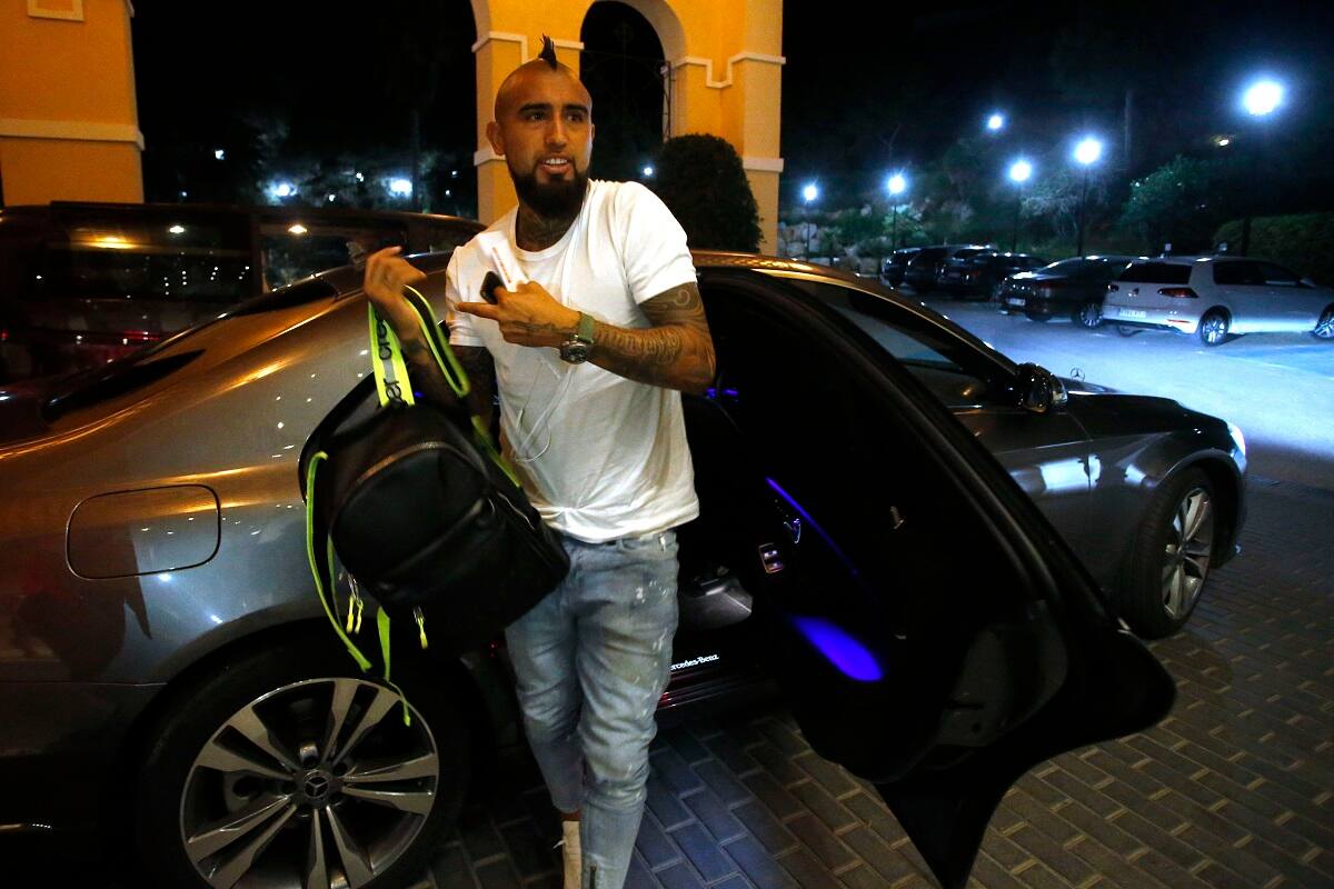 ******COBERTURA ESPECIAL, DISPONIBLE SOLO PARA CLIENTES ESPECIALMENTE ABONADOS*******
Futbol, llegada de jugadores de la seleccion chilena al hotel Principe Felipe
El jugador de la seleccion chilena Arturo Vidal es fotografiado a su arribo al Club Resort La Manga Hotel Príncipe Felipe de Alicante, Espana.
07/10/2019
Andres Pina/Photosport
Football, Chilean National team players arrival
Chile's player Arturo Vidal is pictured as he arrives at the Club Resort La Manga Hotel Príncipe Felipe in Alicante, Spain.
07/10/2019
Andres Pina/Photosport