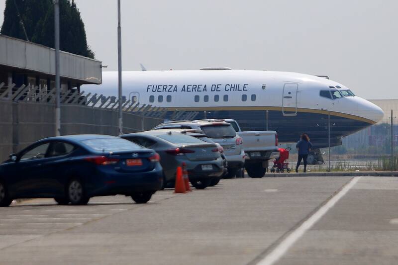 Concepcion, 6 de febrero de 2023.
Presidente Boric recibe en el Aeropuerto Carriel Sur al avión Ten Tanker para el apoyo de los incendios forestales.
Felipe Venegas/Aton Chile