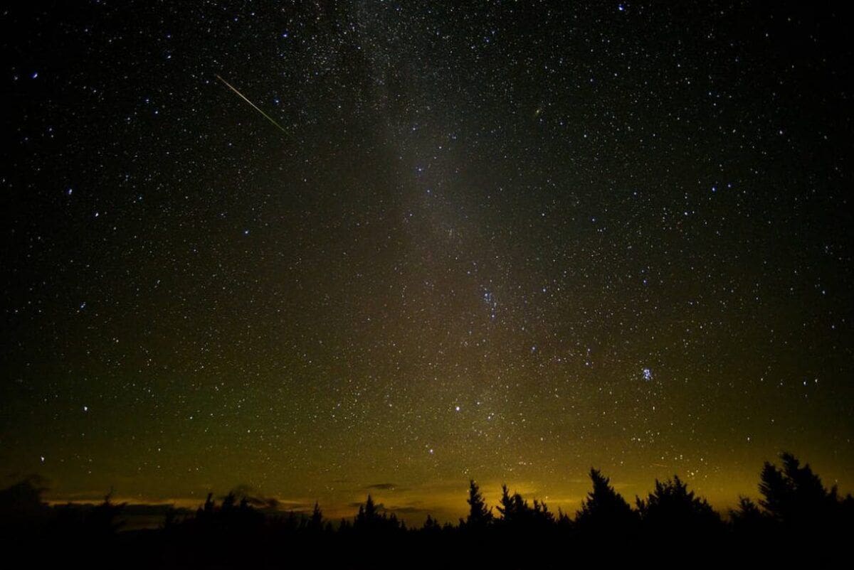 Revisa cómo tomar las mejores capturas a las fenómenos astronómicos con tu cámara o celular. Créditos: Canva.