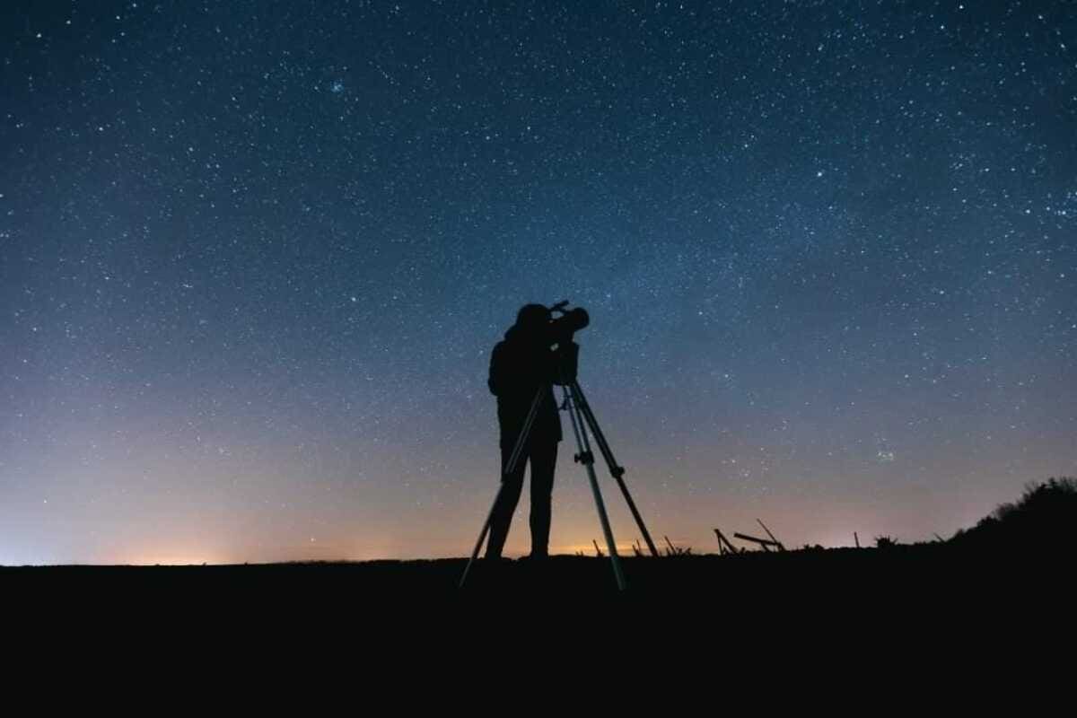 Para poder fotografiar el cielo nocturno siempre es importante contar con un trípode.
