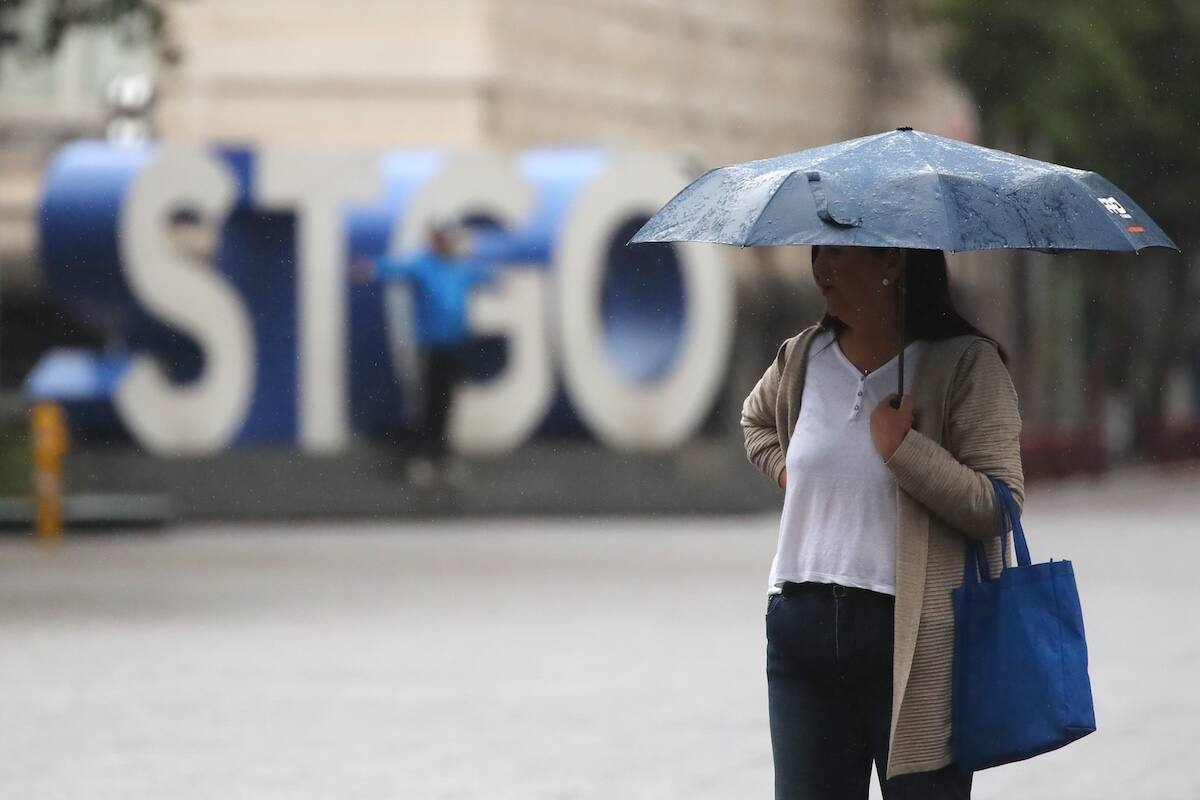 Las precipitaciones podrían caer en zonas cordilleranas y precordilleranas de la capital del país.