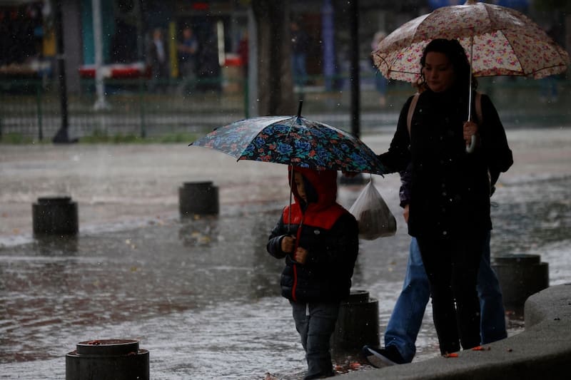 Se espera que el fin de semana caiga lluvia en Santiago.