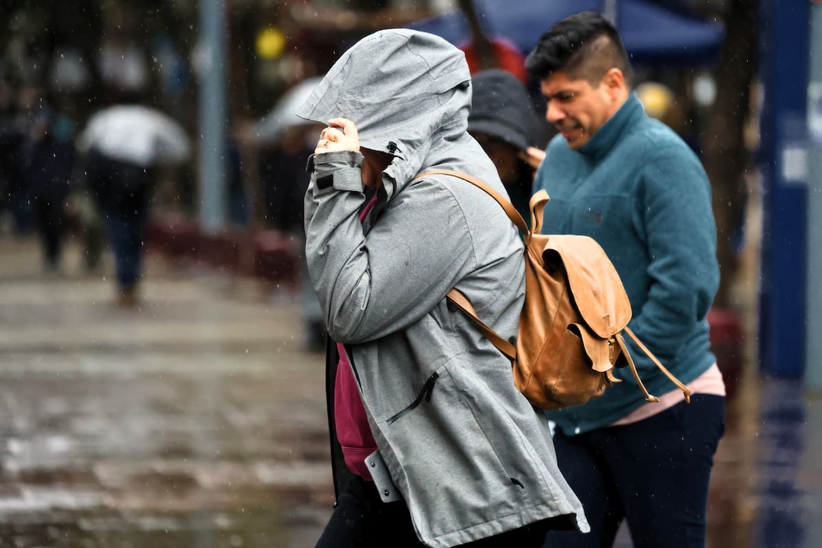 Caerán aguaceros débiles y solo en algunos sectores de la capital. Créditos: Aton Chile.