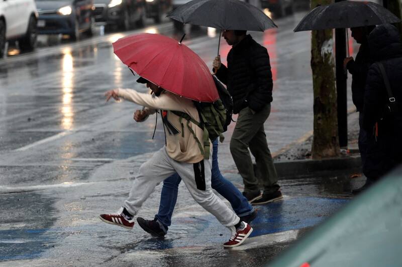 El formato llovizna amenazará este martes a Santiago.
