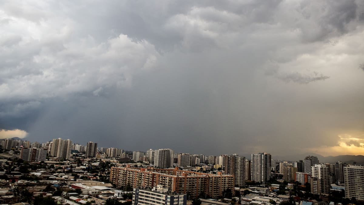 Se adelanta el sistema frontal en Santiago: estas son las comunas de la RM donde más lloverá