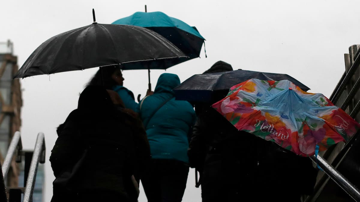 “Algunas gotitas aisladas”: Meteórologo Eduardo Sáez confirma a qué hora terminará la lluvia en Santiago