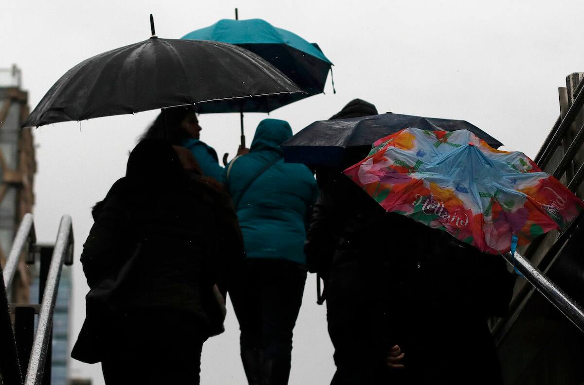 “Algunas gotitas aisladas”: Meteórologo Eduardo Sáez confirma a qué hora terminará la lluvia en Santiago