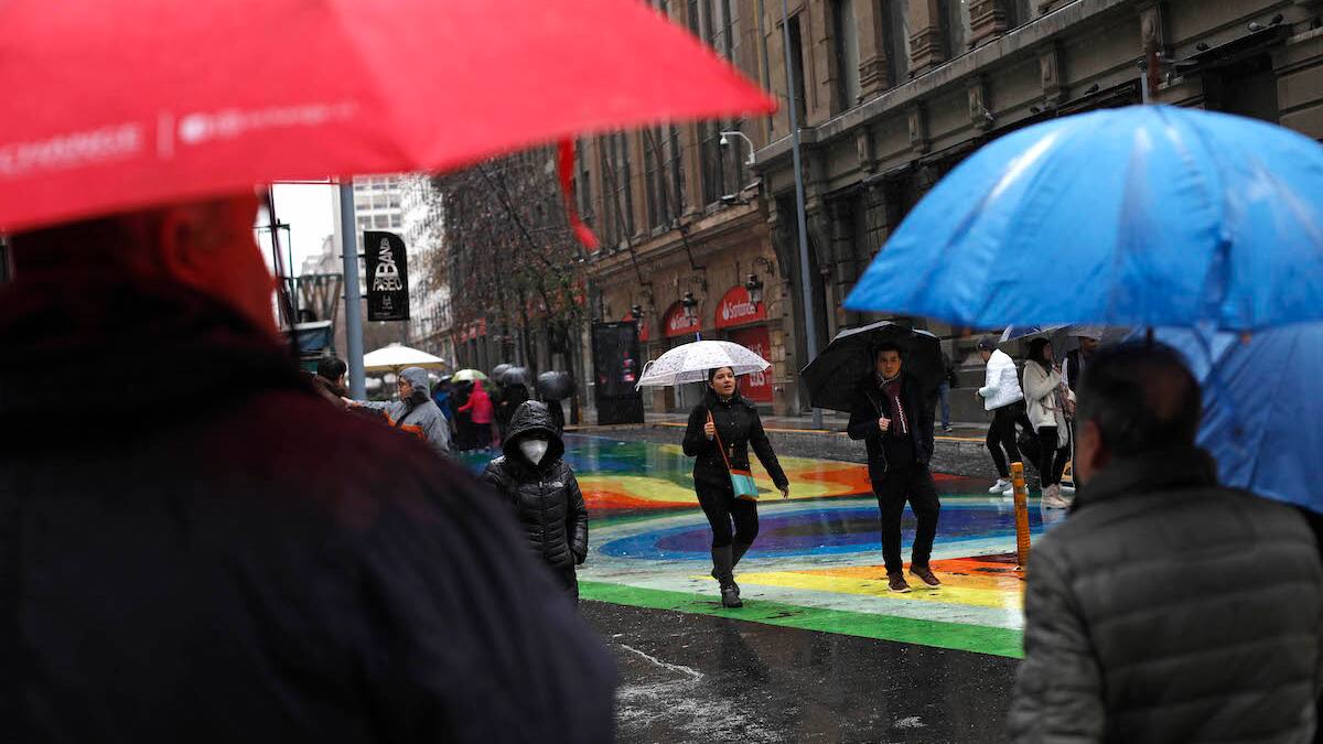 Meteorología confirma lluvias en Santiago para este jueves: Hora y cuánta agua caerá en la capital
