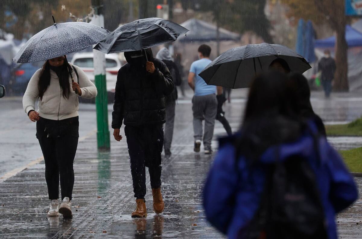 Meteoróloga Michelle Adam confirma más lluvia en Santiago: A qué sectores afectará y cuánta agua se espera