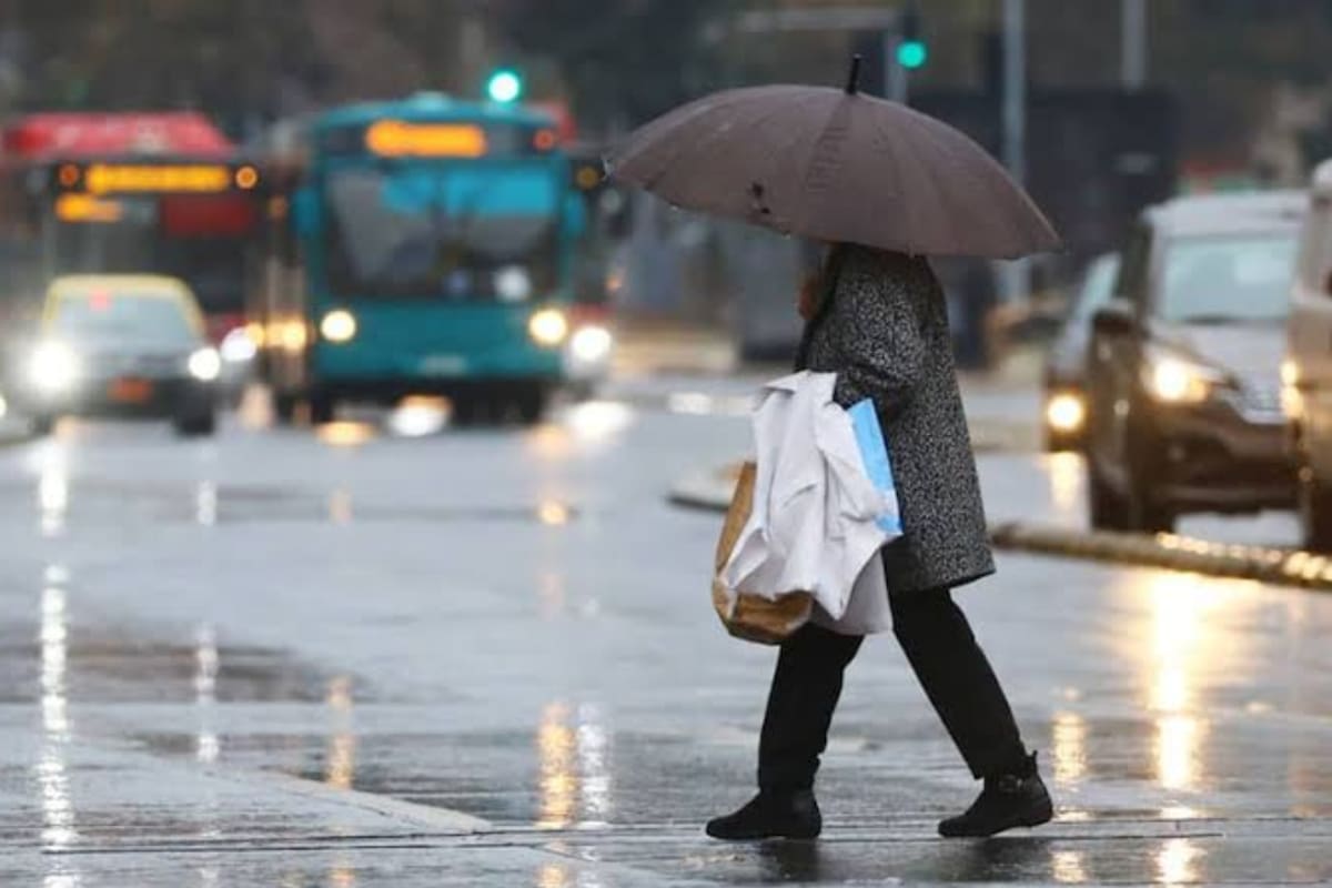 Las sorpresivas precipitaciones llegaron intensas ráfagas de viento a la capital. Foto: ATON.