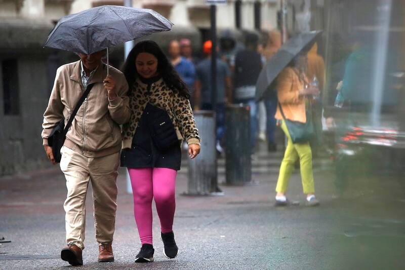 En buena parte de la Región Metropolitana ha caído lluvia este viernes. Esta tarde podría comenzar el viento. Créditos: ATON