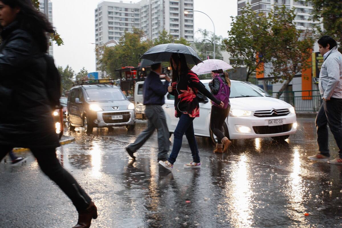 En algunas comunas de la capital caerán más precipitaciones que en otras.