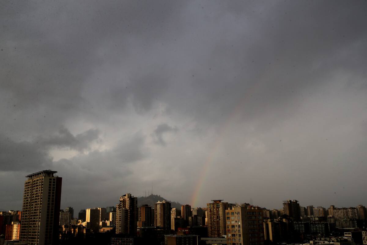 El fenómeno se hará sentir entre las regiones de Coquimbo y Ñuble, incluyendo la capital, durante la jornada de este 8 de enero. Créditos: Jonnathan Oyarzun/Aton Chile.