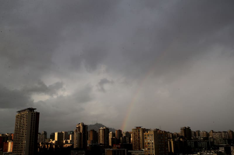 El fenómeno se hará sentir entre las regiones de Coquimbo y Ñuble, incluyendo la capital, durante la jornada de este 8 de enero. Créditos: Jonnathan Oyarzun/Aton Chile.