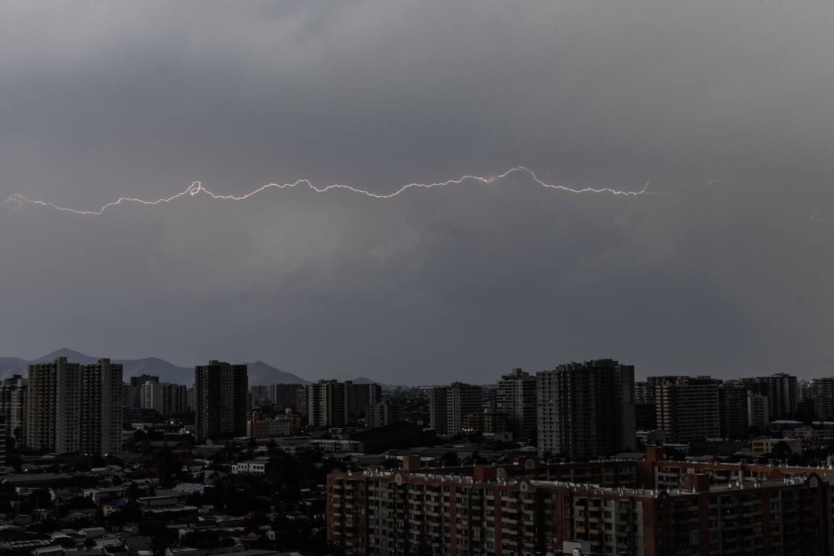 Para este domingo, se esperan nuevas precipitaciones con tormentas eléctricas en algunos sectores de la capital. Créditos: Diego Martin/Aton Chile.