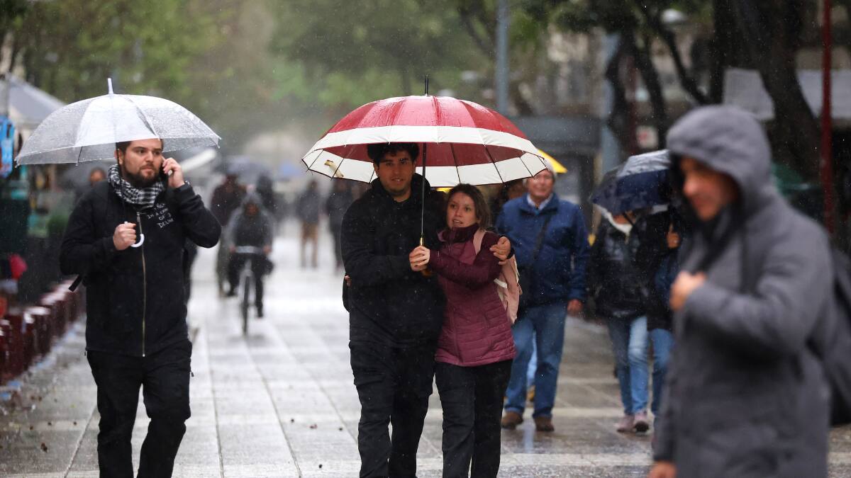 Meteoróloga Michelle Adam confirma a qué hora comenzará la lluvia en Santiago y cuánta agua caerá este jueves