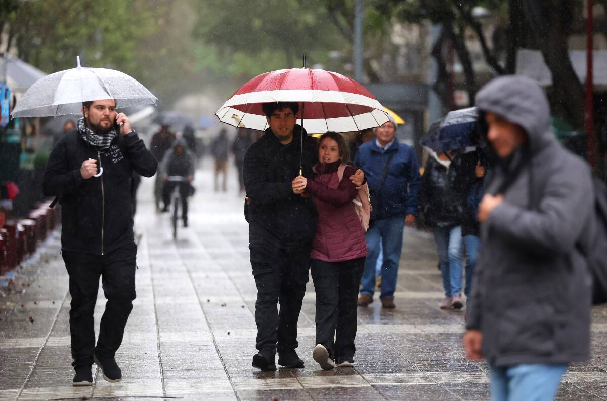 Meteoróloga Michelle Adam confirma a qué hora comenzará la lluvia en Santiago y cuánta agua caerá este jueves