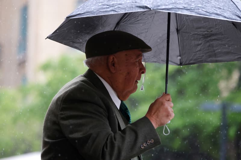 Tras jornadas inusualmente cálidas, el frío y las lluvias volverían a Santiago en los próximos días. Créditos: Jonnathan Oyarzun/Aton Chile.