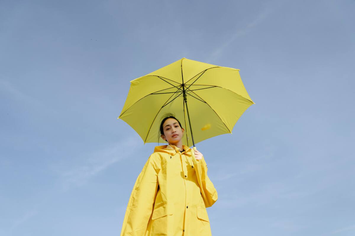 Usa estas prendas que te harán lucir glamurosa para la época de lluvias.