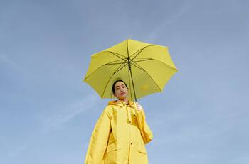 Luce espectacular con estos looks para los días lluviosos