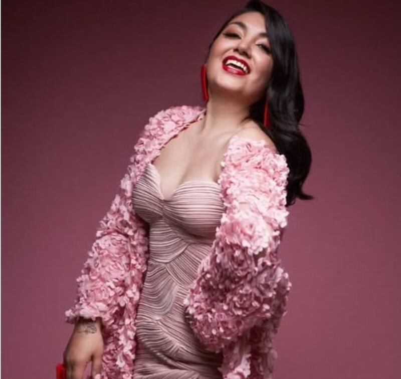 La actriz da vida al personaje de Yolanda Carmín, quien debuta este sábado en el Festival de Olmué. Créditos: Instagram