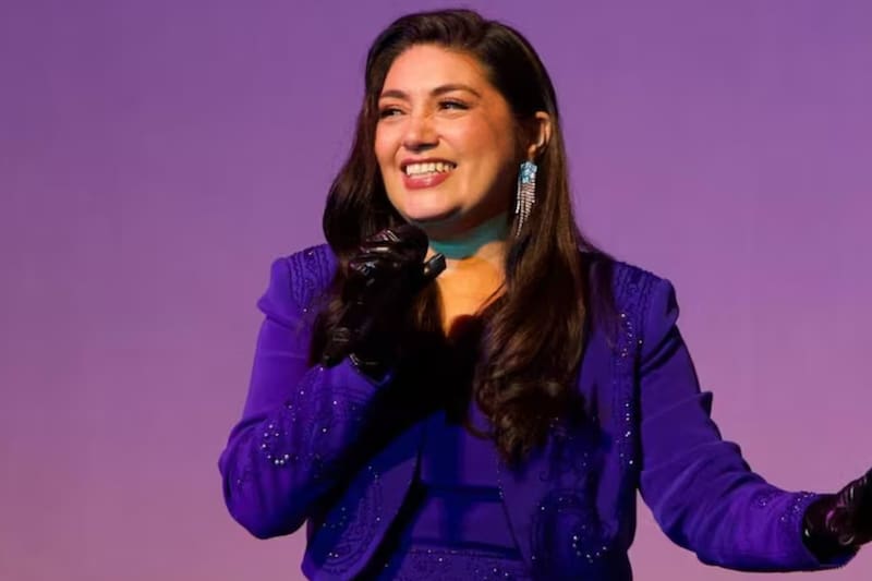 es quien le da la vida a su personaje Yolanda Carmín.