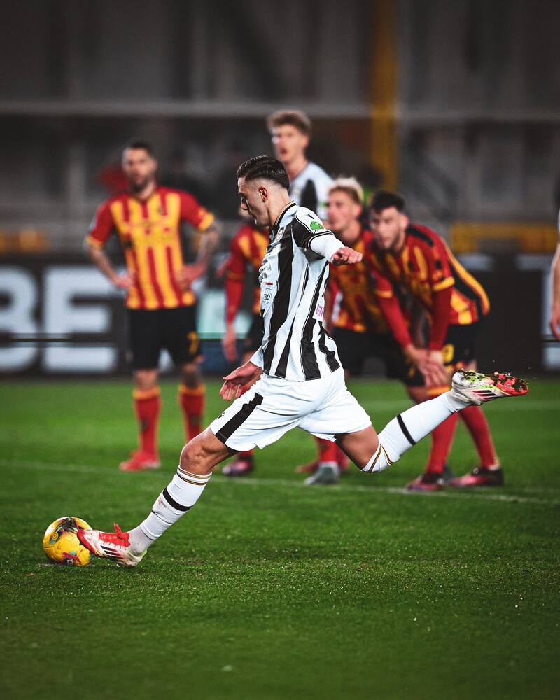 El italiano pateando el penal de la polémica.