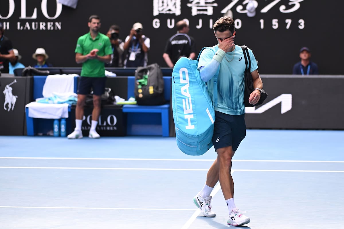 El italiano se retira visiblemente afectado tras deber retirarse del duelo ante Novak Djokovic producto de una lesión, cuando se imponía por dos sets a cero. Foto: Agencia EFE.