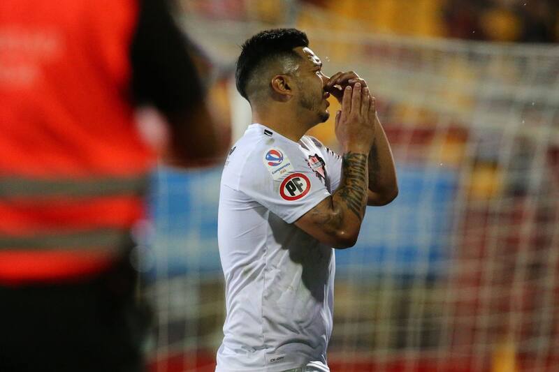 deja la cancha de Santa Laura realizando un polémico gesto. El futbolista explicó por qué lo hizo. Foto: Agencia Aton.
