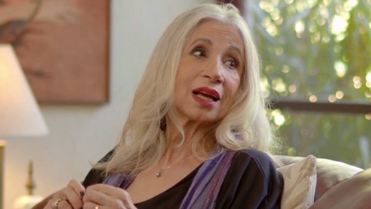 Con un bar en forma de globo terráqueo y una mesa especial para sus libretos: Así es la casa de Loreto Valenzuela