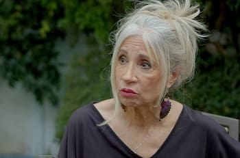 Loreto Valenzuela presenta a su esposo en televisión y explica por qué duermen en camas separadas