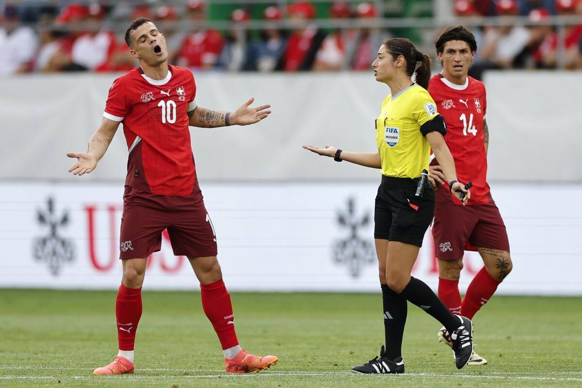 deberán amonestar a cualquier jugador que no sea el capitán. Foto EFE