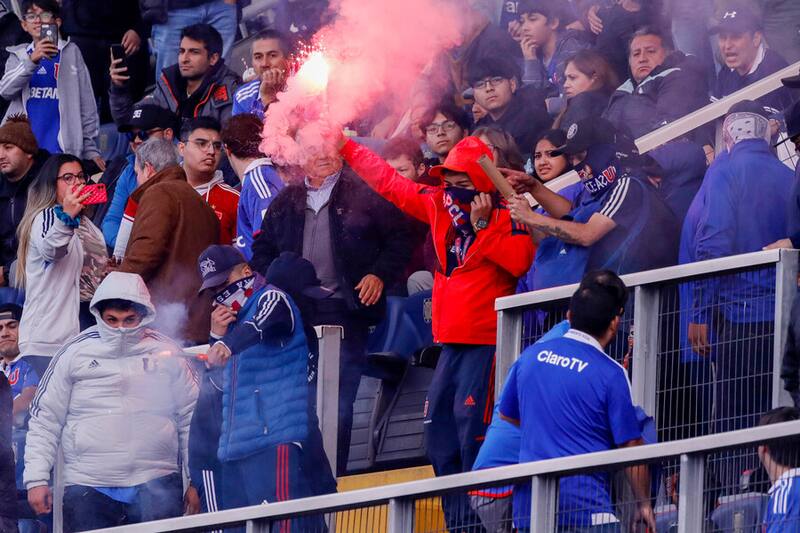 Barristas de la U obligaron a suspender el Clásico Universitario del año pasado en Concepción. Foto: Aton.