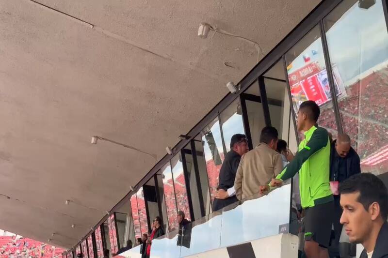 que llegaron al Estadio Nacional celebraron el gol tempranero de Algarañaz.