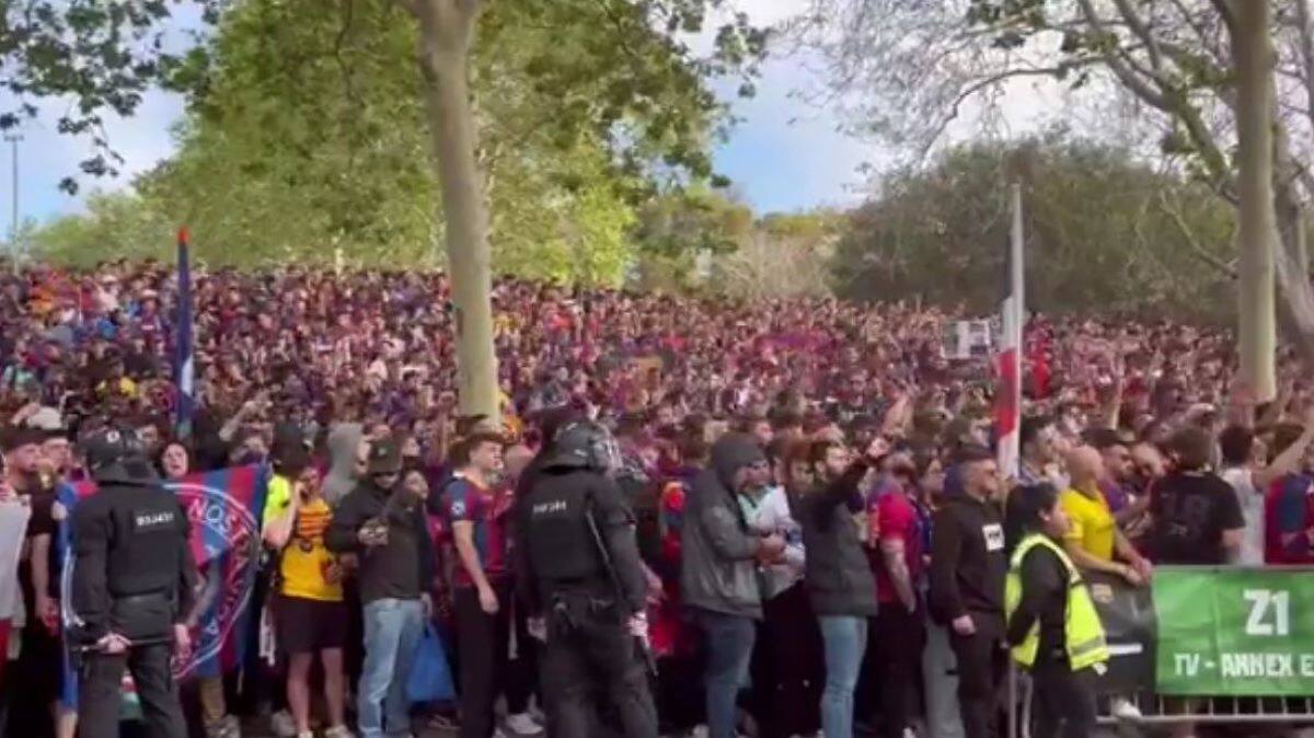 se juntaron a la espera de los buses de los equipos.