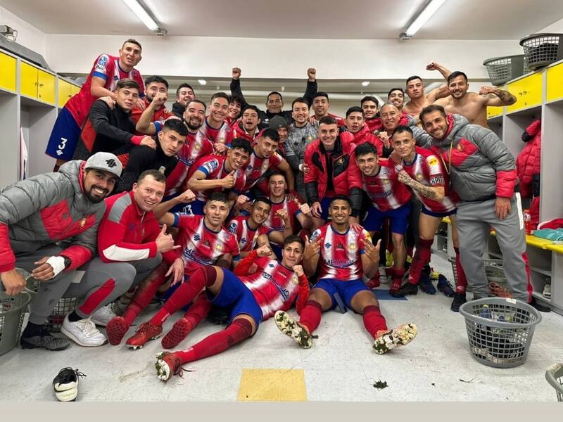 Los jugadores de Deportes Linares celebraron en el camarín del Estadio Ester Roa tras eliminar a la U. de Concepción por Copa Chile. (Foto: @DeportesLinares)